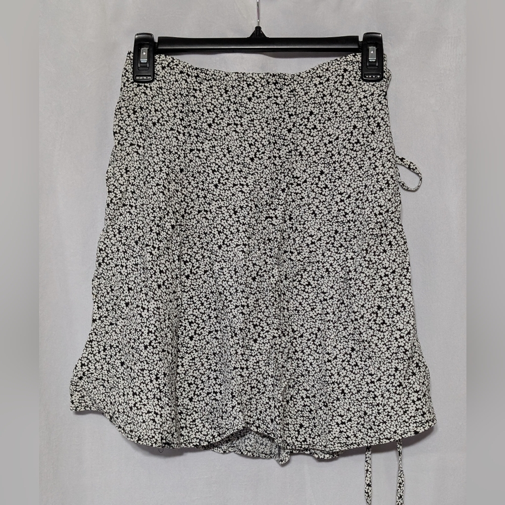 ☘️Switch USA Floral Black and White Side-Tie Skirt Size 11